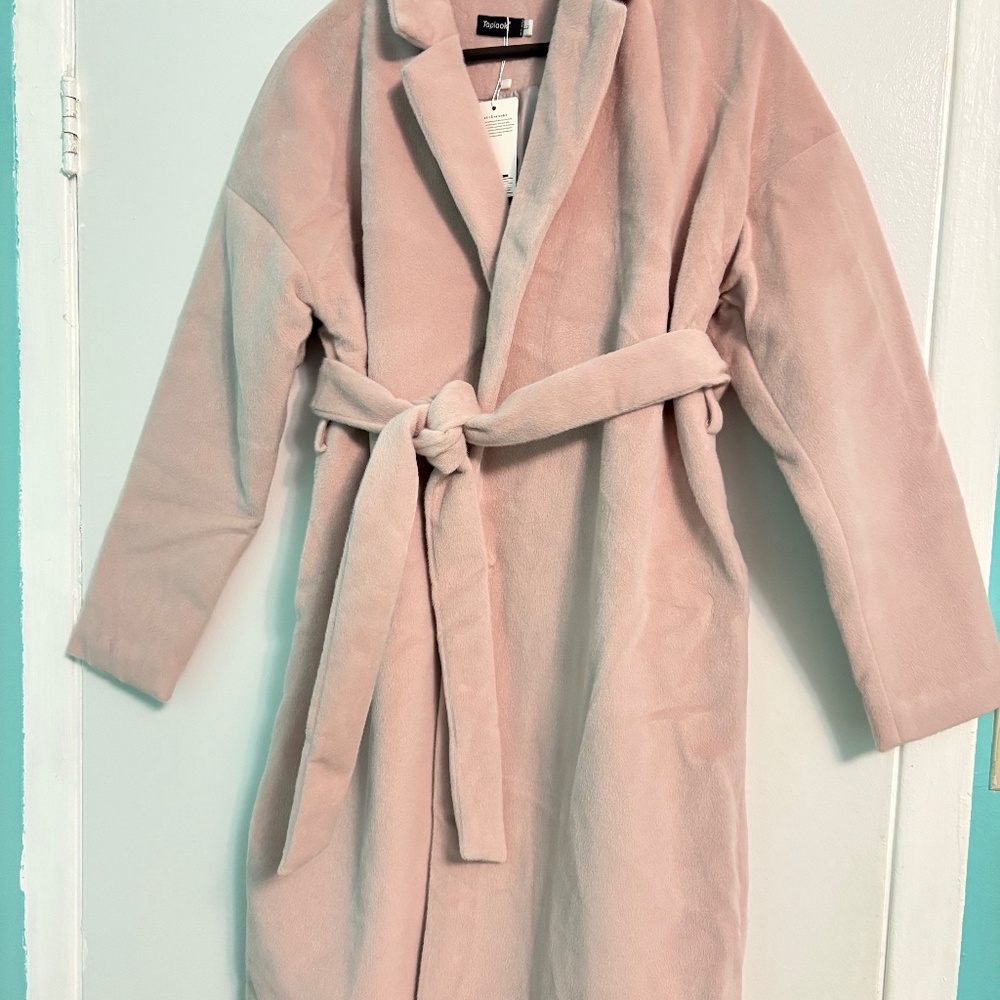 Women’s coat in a size L, dusty pink colour.